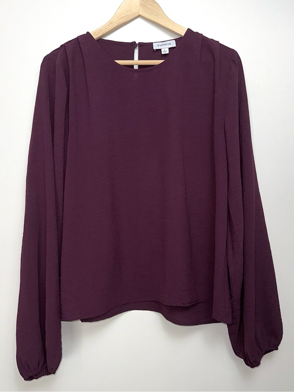 EVEREVE Taryn Smock Detail Blouse in Wine - Picture 3 of 8